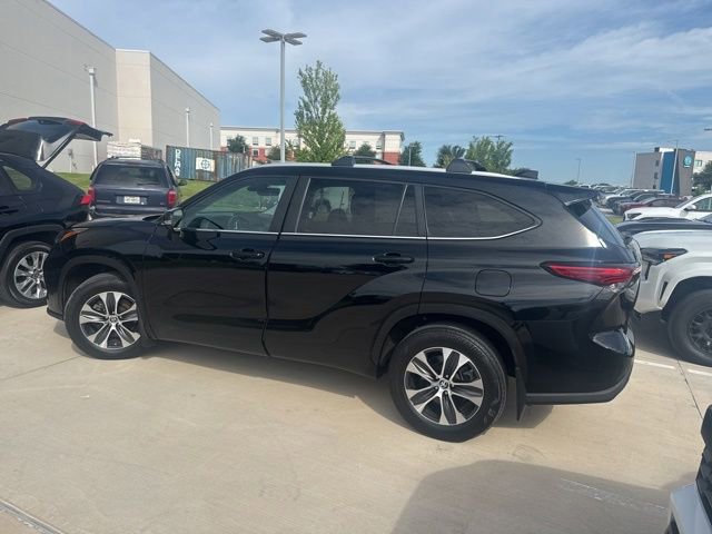 Used 2023 Toyota Highlander XLE AWD/4WD image 5