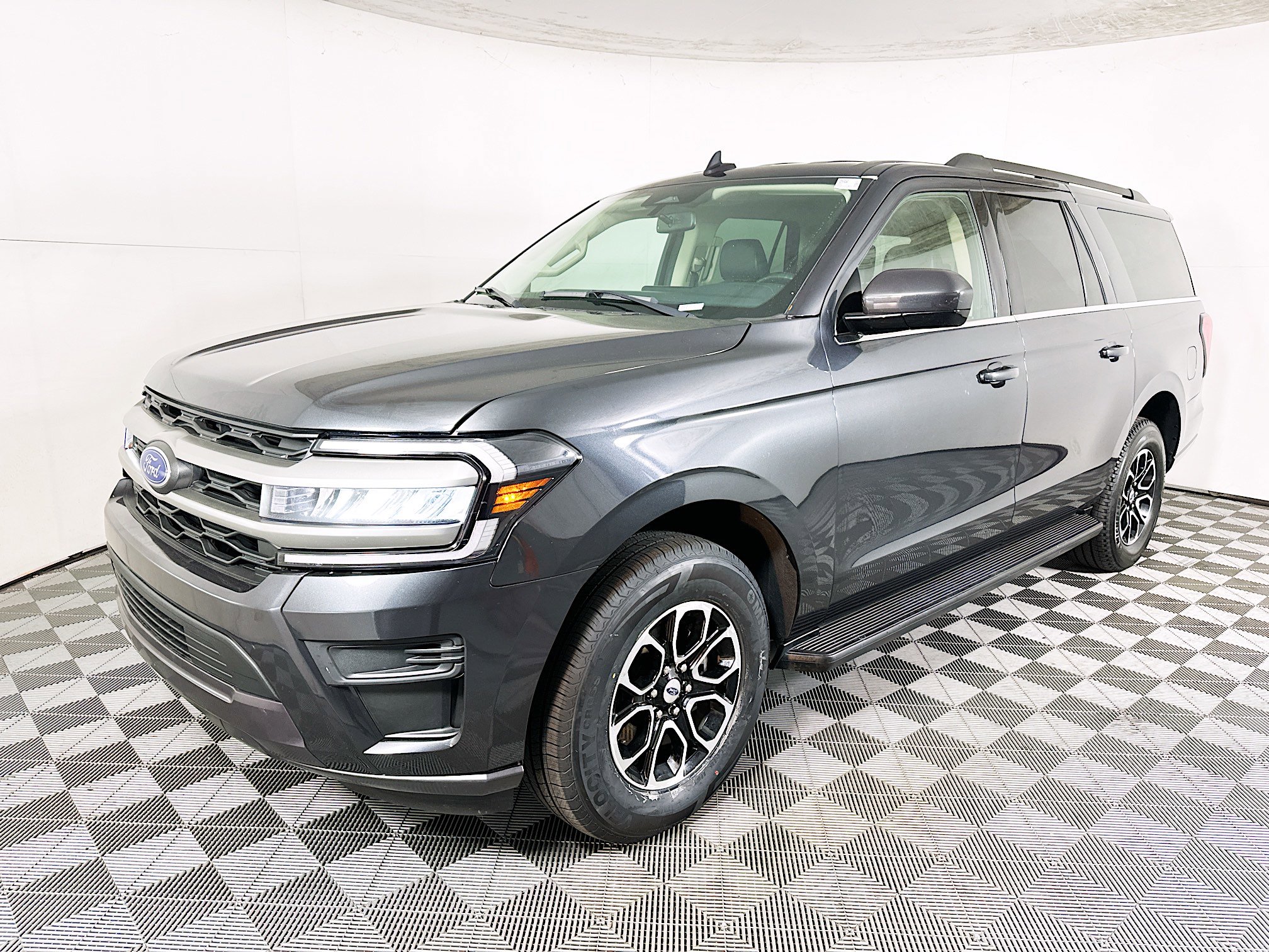 Used 2024 Ford Expedition Max XLT image 7