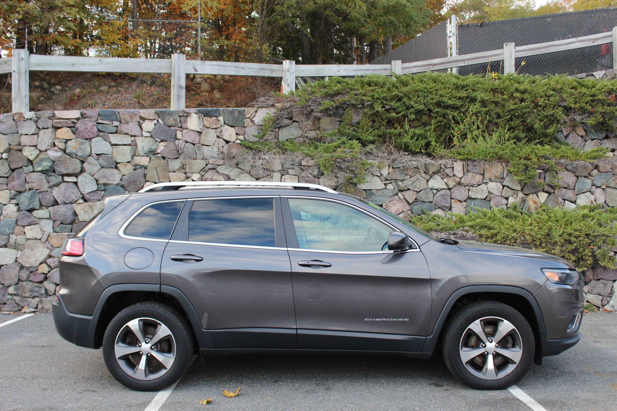 Used 2019 Jeep Cherokee Limited image 5