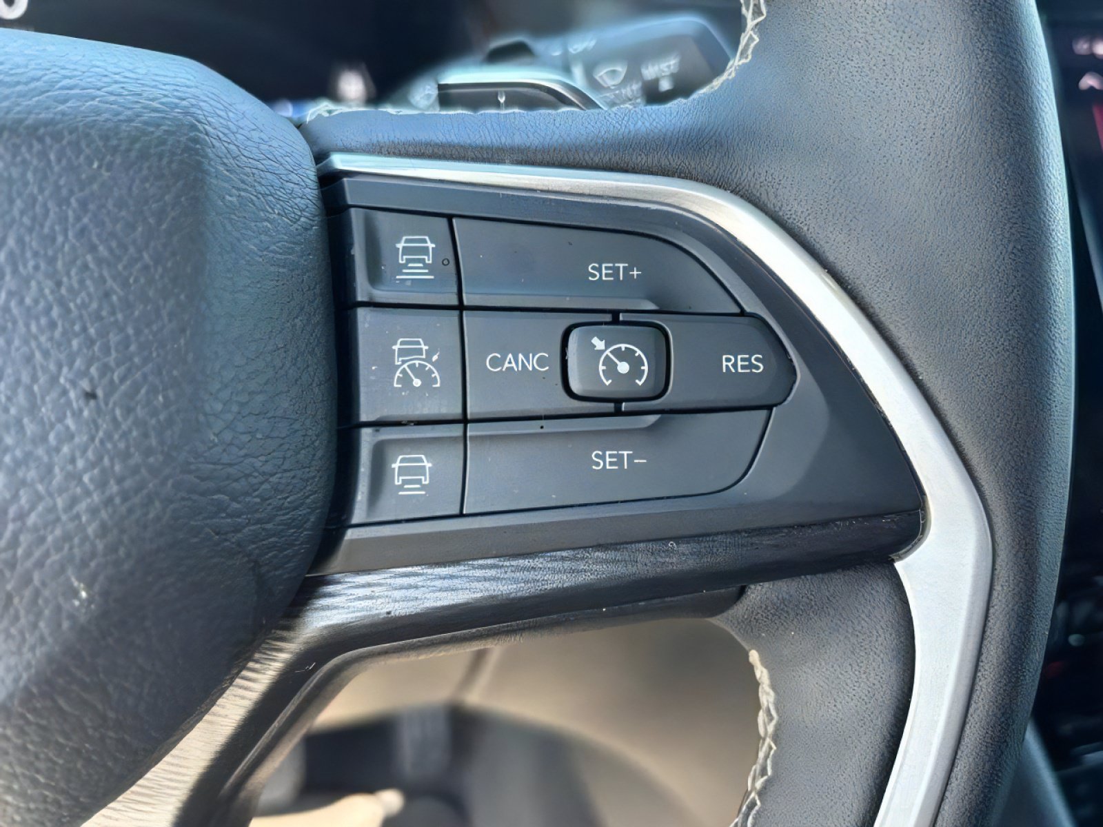 Used 2025 Jeep Grand Cherokee Altitude AWD/4WD image 24