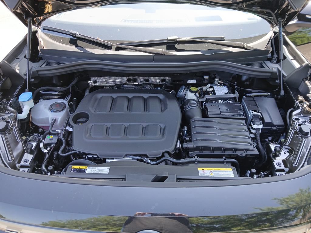 Used 2025 Volkswagen Tiguan SE R-Line image 21