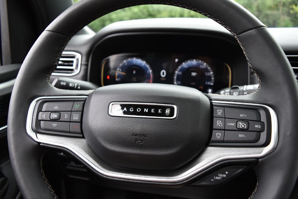Used 2024 Jeep Wagoneer L Series II w/ Convenience Group I AWD/4WD image 17