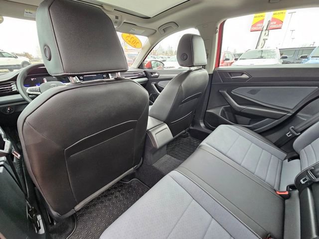 Used 2025 Volkswagen Jetta SE w/ Sunroof Package image 11
