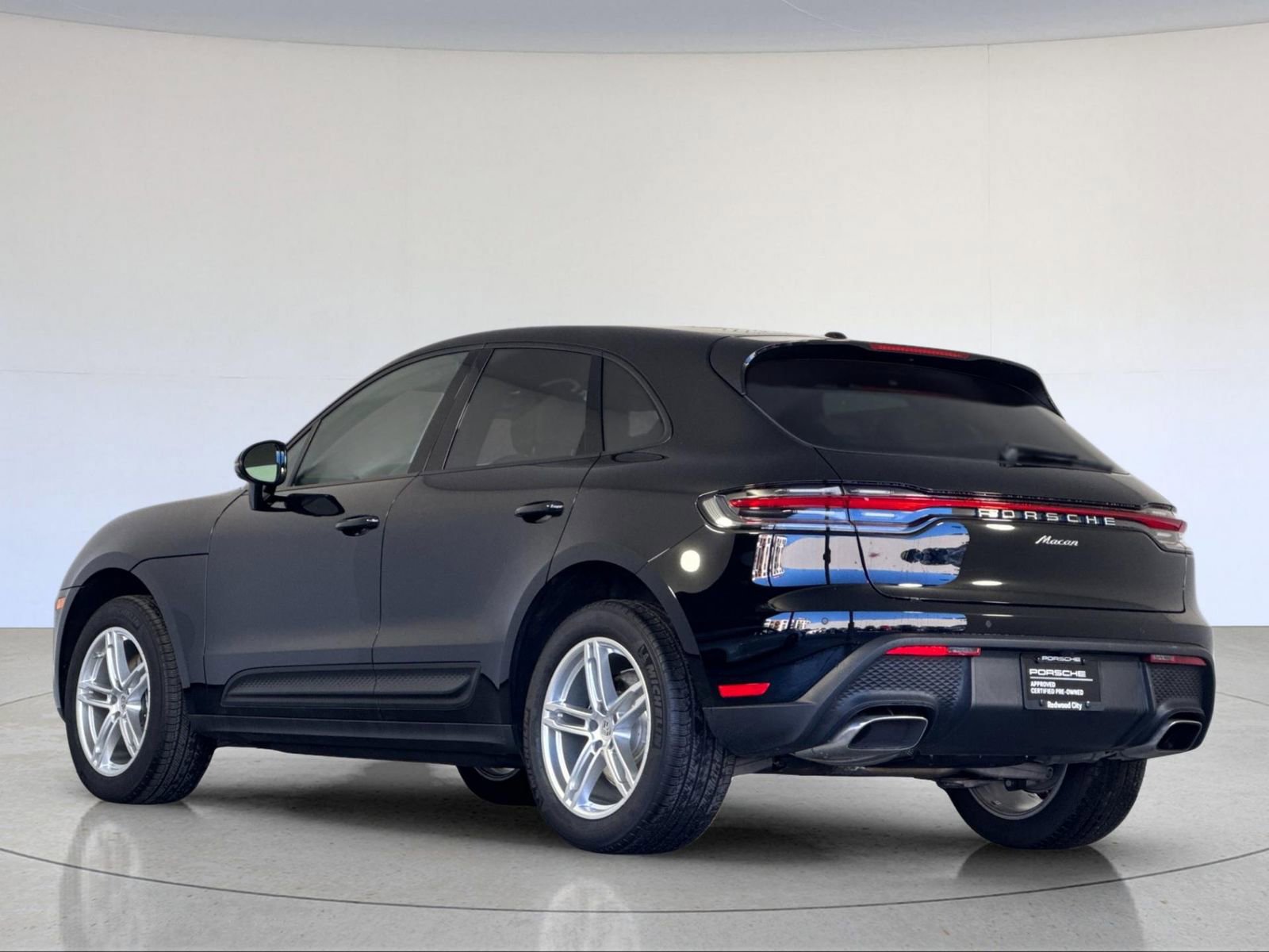 Certified 2025 Porsche Macan image 3