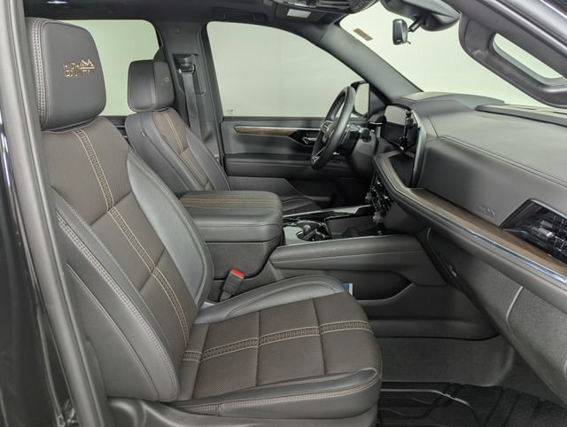 Used 2025 Chevrolet Suburban High Country AWD/4WD image 29