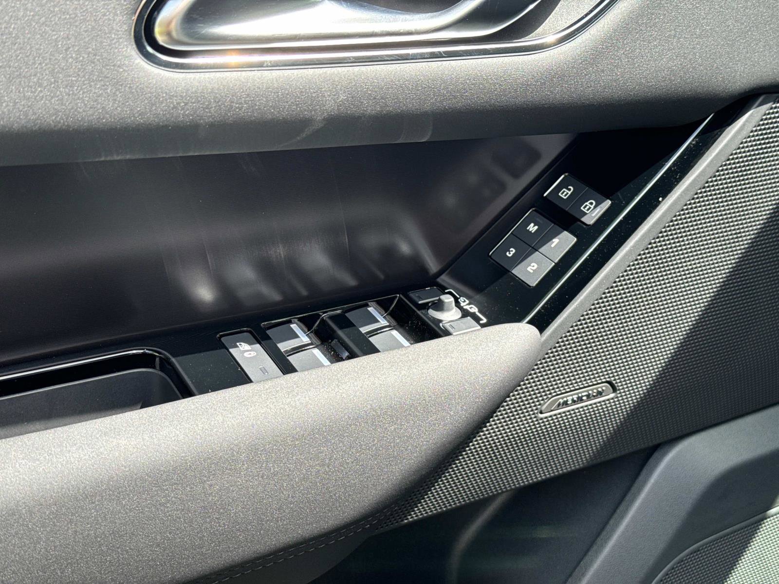 New 2026 Land Rover Range Rover Velar Dynamic SE image 18