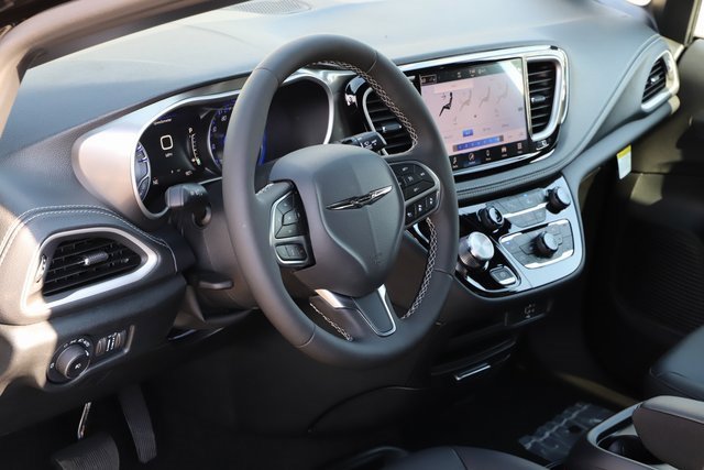New 2026 Chrysler Pacifica Select image 13