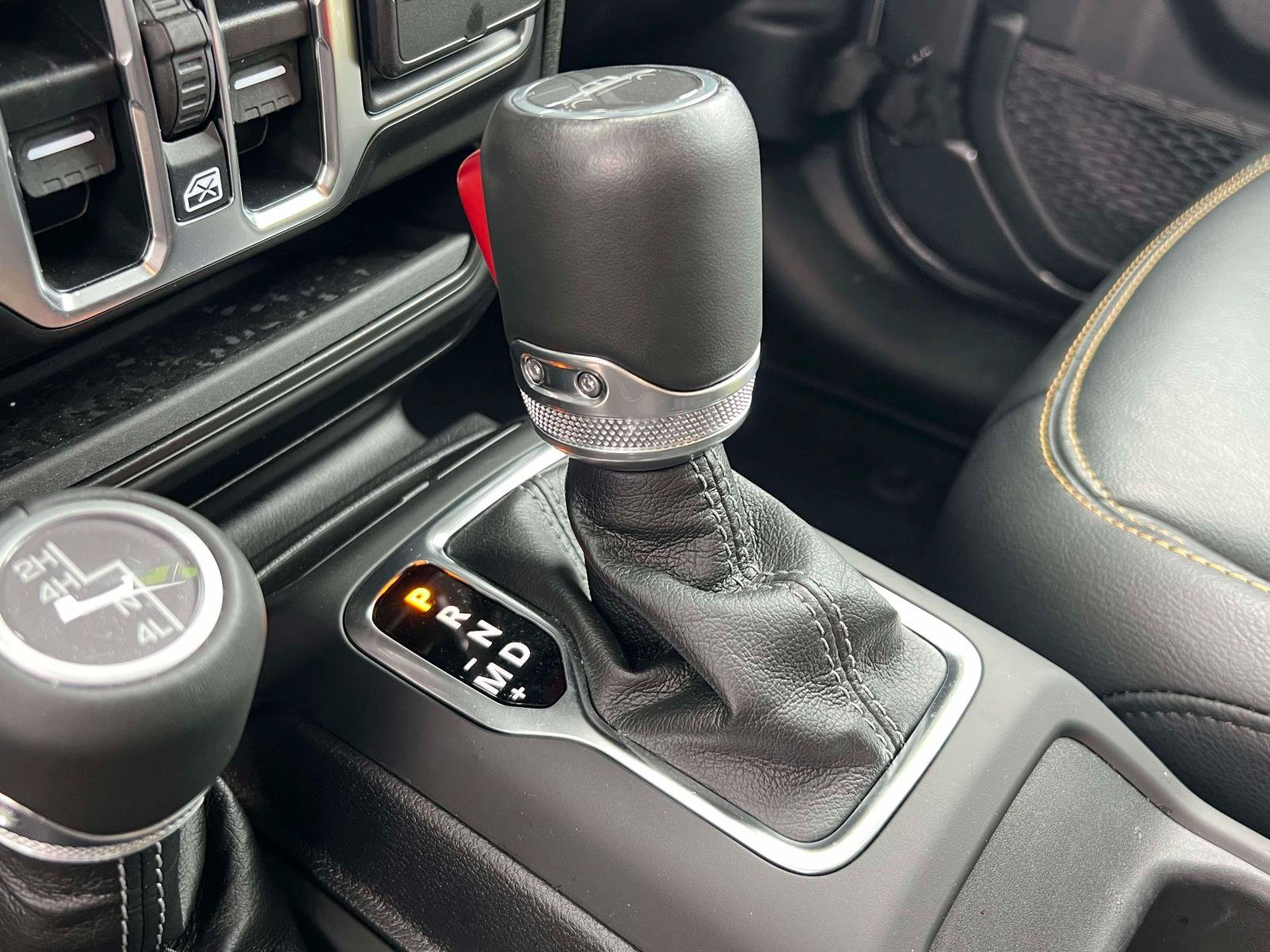 Used 2025 Jeep Gladiator Sport AWD/4WD image 8