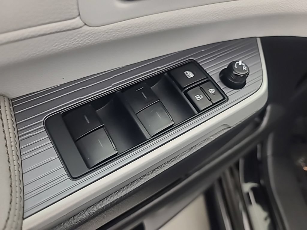 Used 2025 Toyota Sienna LE FWD image 26