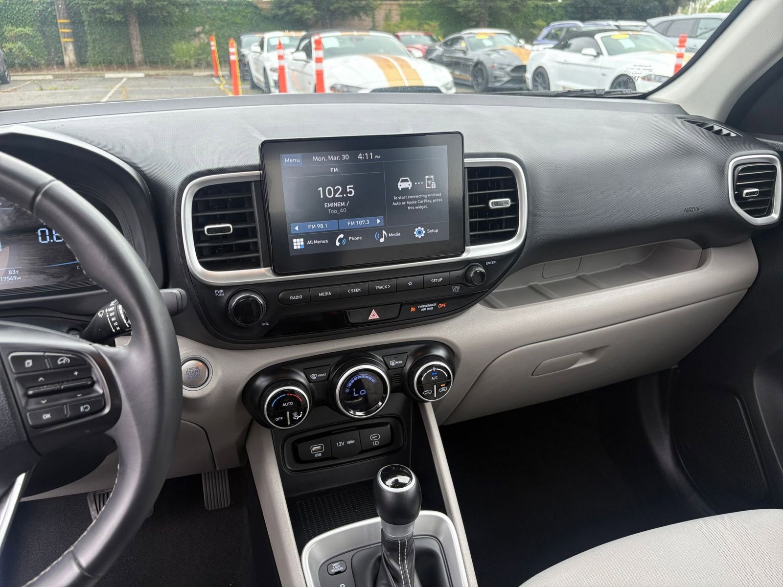 Used 2025 Hyundai Venue SEL image 17