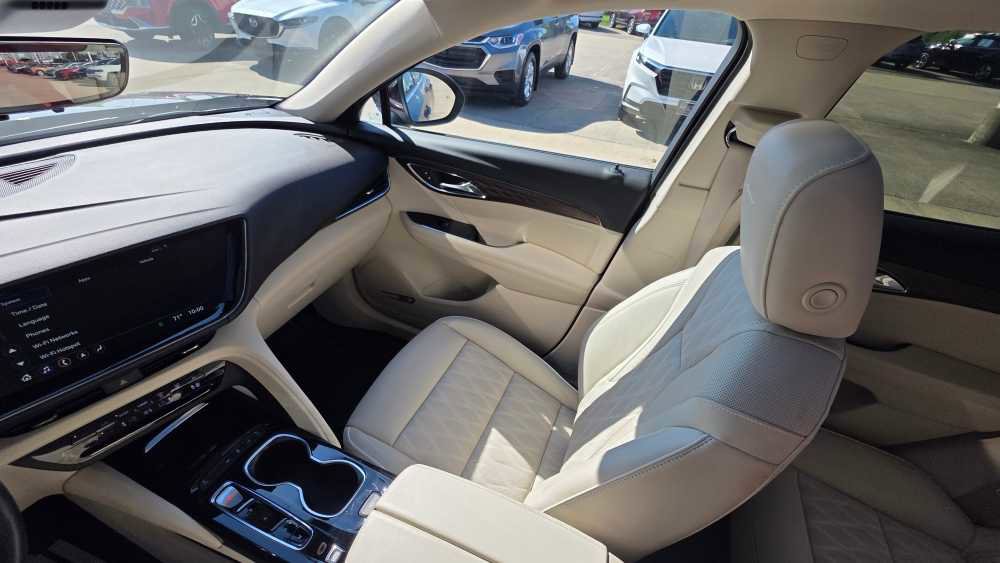 Used 2023 Buick Envision Avenir image 21