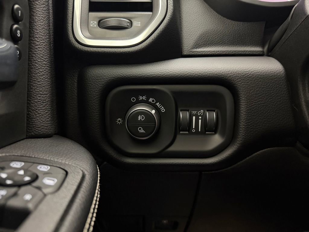 Used 2026 RAM 2500 Laramie AWD/4WD image 33