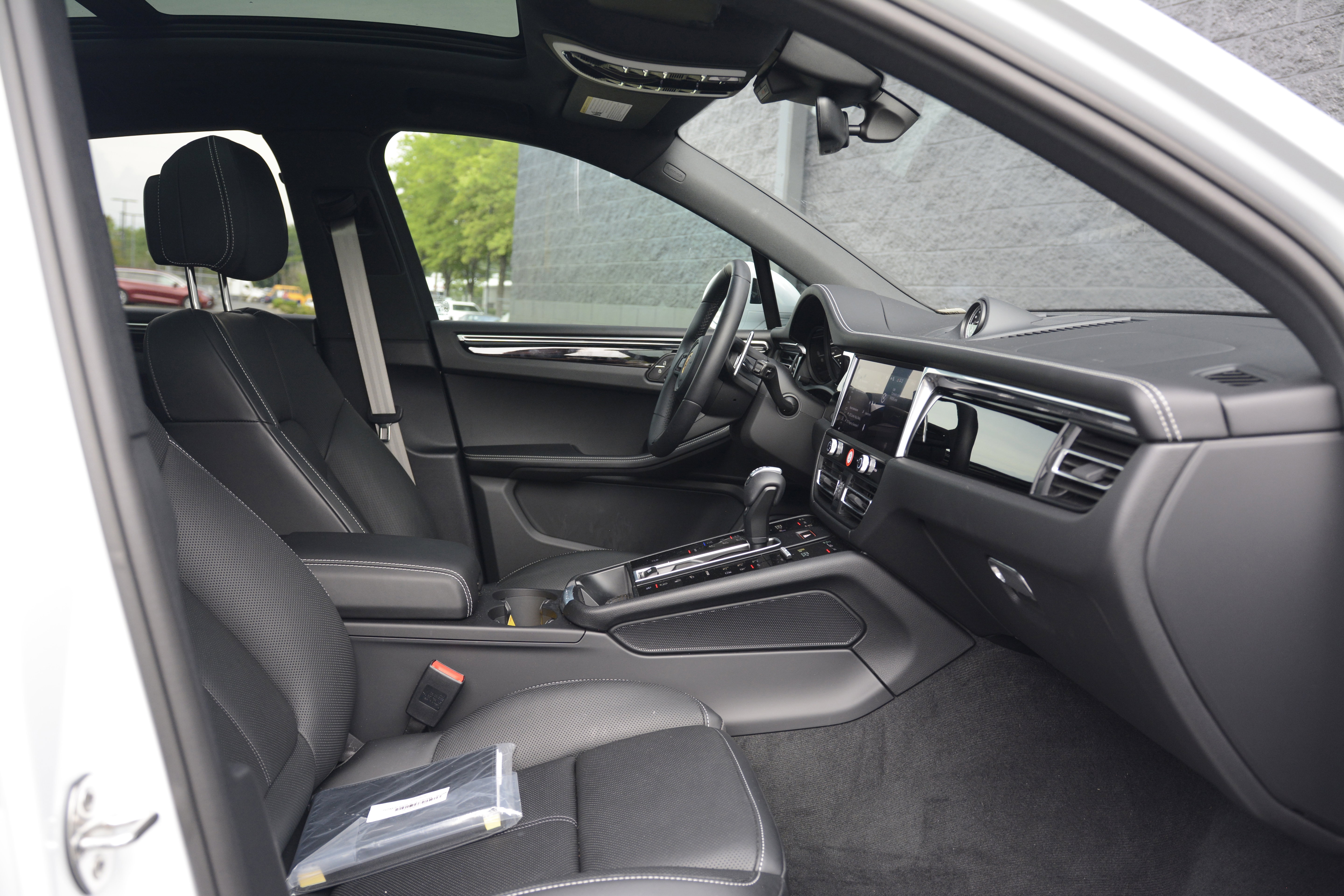 Certified 2026 Porsche Macan AWD/4WD image 26
