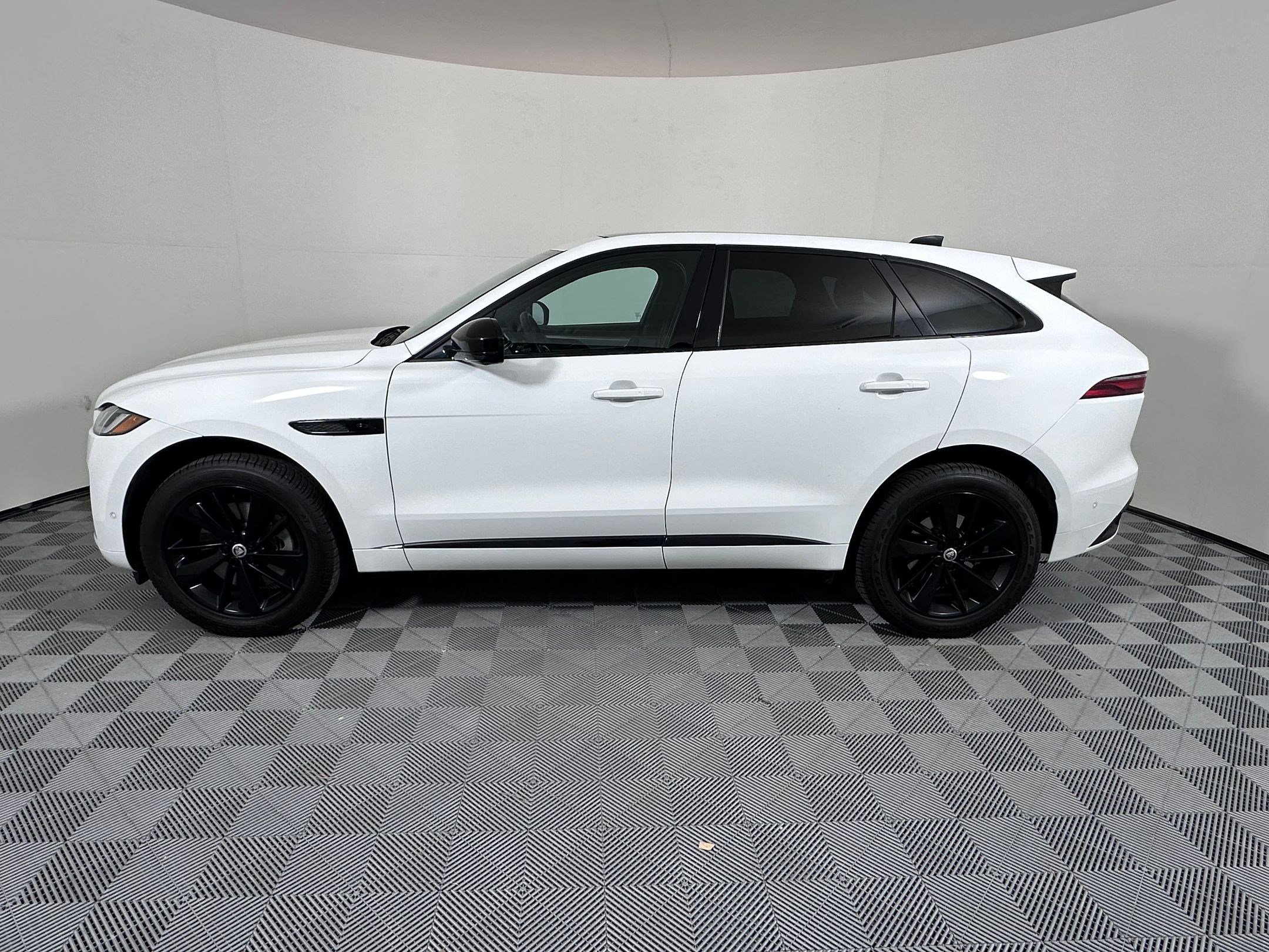 Used 2026 Jaguar F-PACE R-Dynamic S image 2