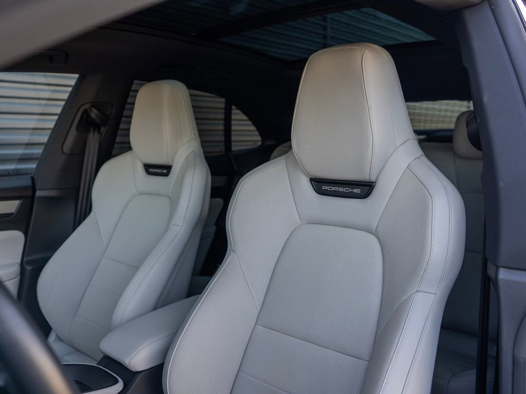 Used 2024 Porsche Macan 4 Electric image 4