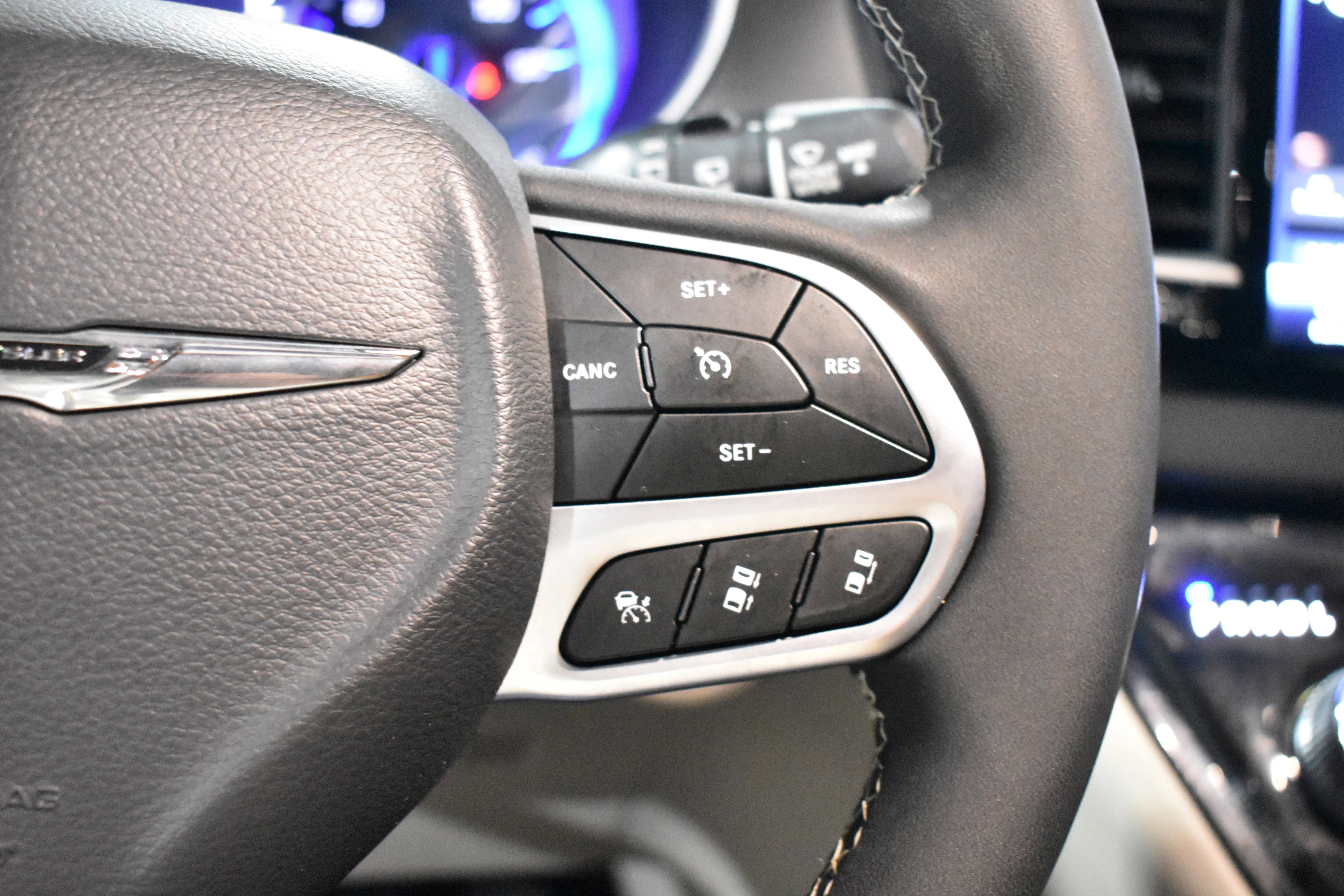 Used 2023 Chrysler Pacifica Touring-L FWD image 14