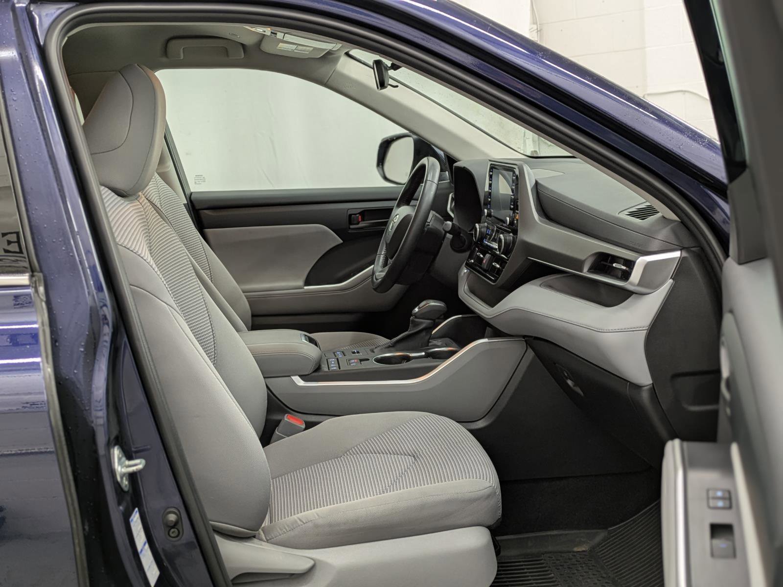 Used 2022 Toyota Highlander LE image 21