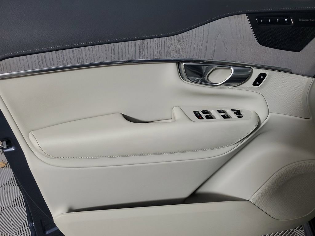 Certified 2025 Volvo XC90 B6 Ultra image 22