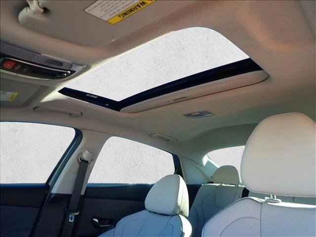 Used 2023 Hyundai Elantra Limited image 12