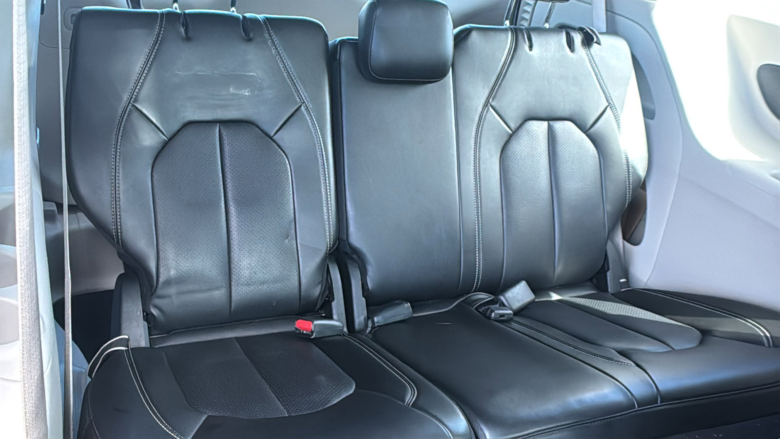 Used 2023 Chrysler Pacifica Touring-L image 17