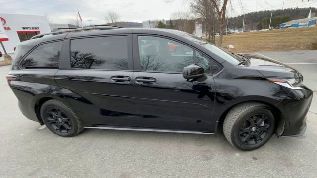 Used 2025 Toyota Sienna XLE Woodland Edition image 9