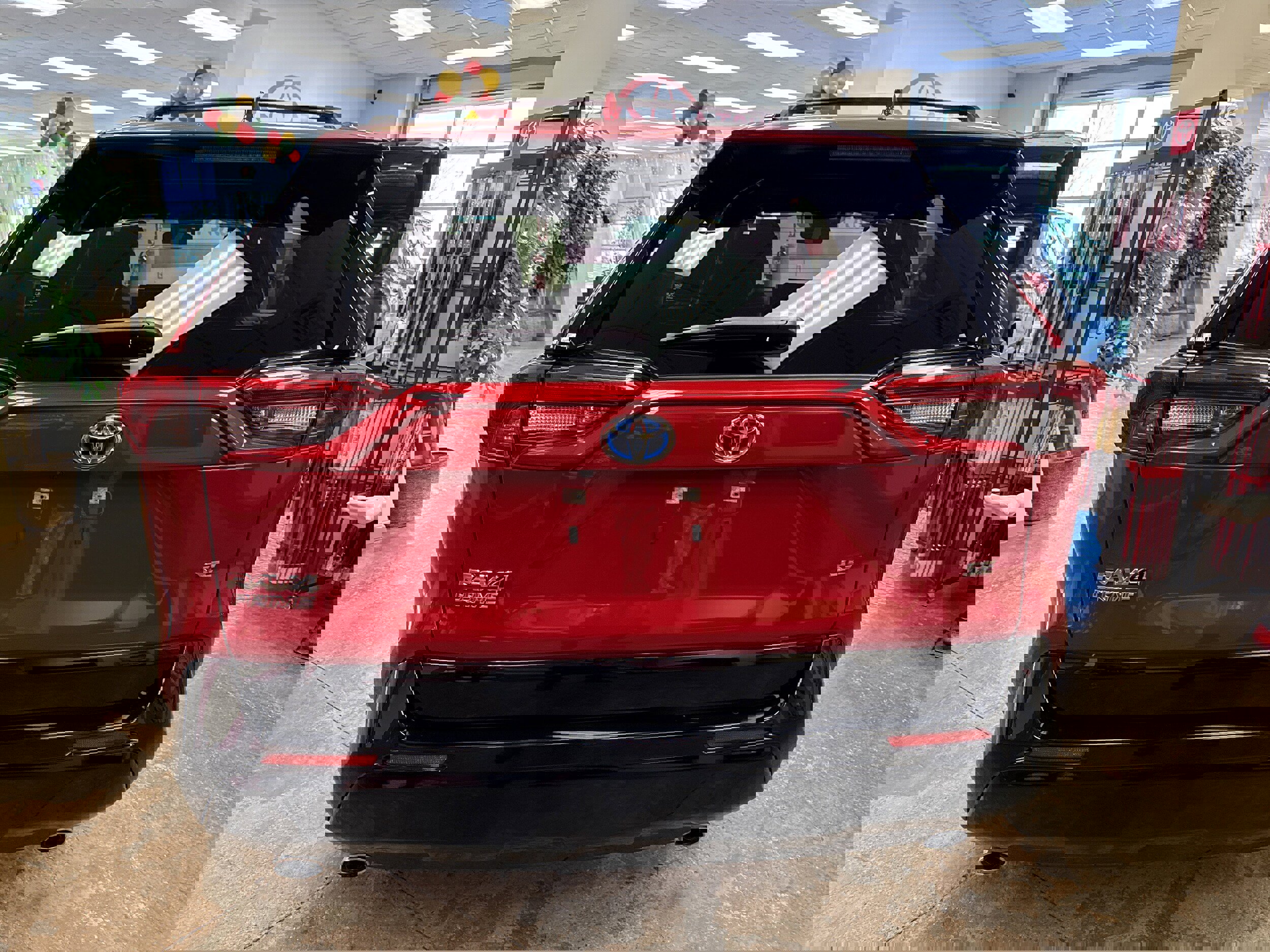 Used 2024 Toyota RAV4 SE w/ Weather & Moonroof Package image 10