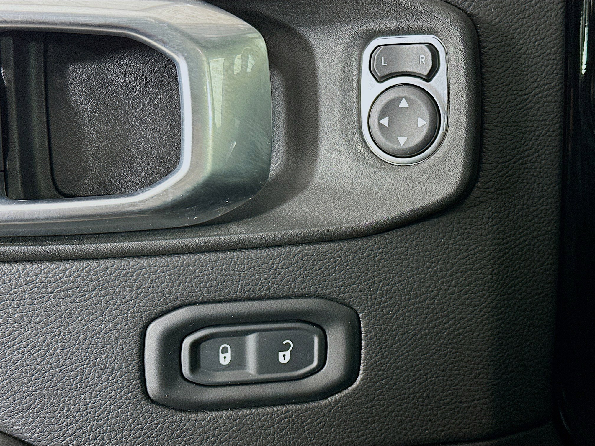 Used 2022 Jeep Wrangler Sahara w/ Cold Weather Group image 15