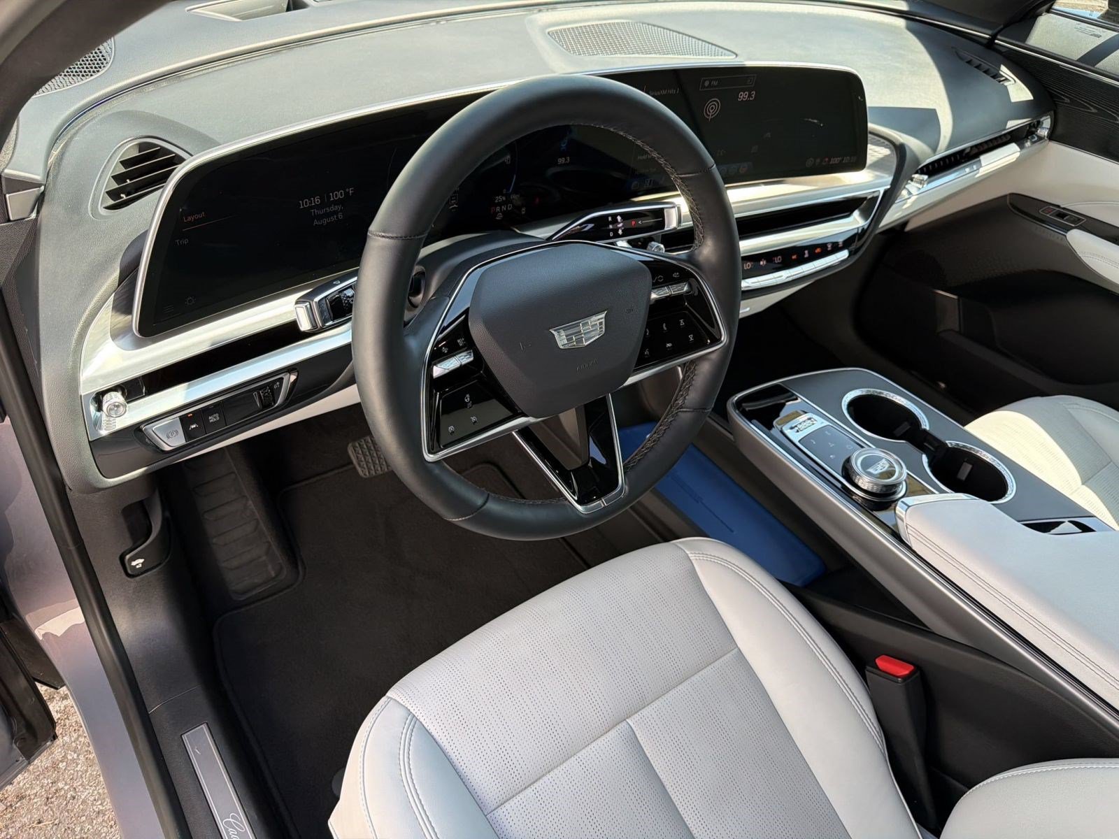Used 2024 Cadillac Lyriq Luxury RWD image 3