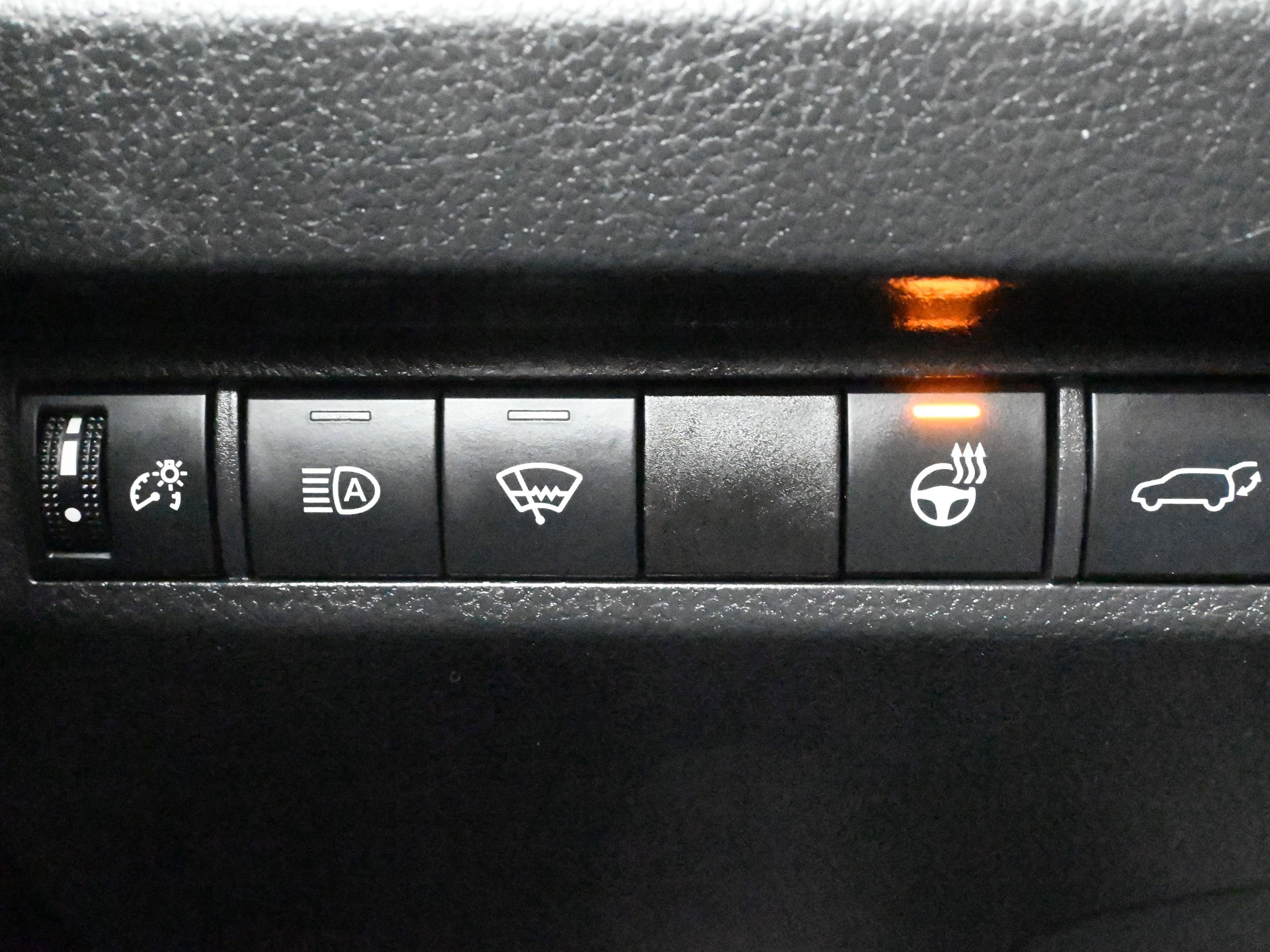 Used 2021 Toyota RAV4 XLE Premium image 12