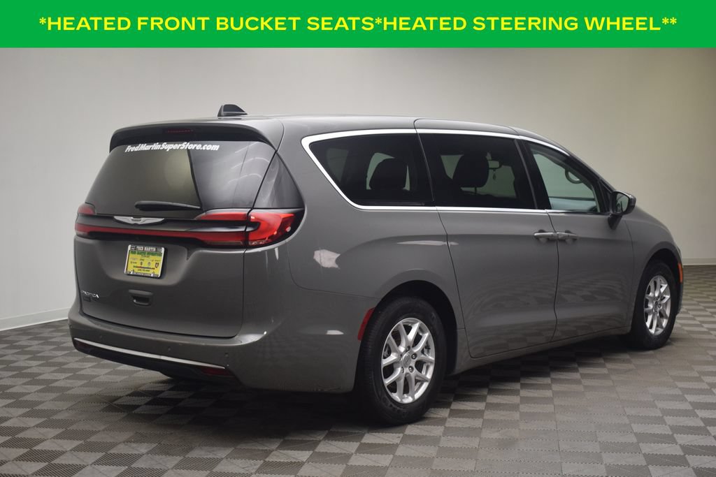 Used 2023 Chrysler Pacifica Touring-L FWD image 8