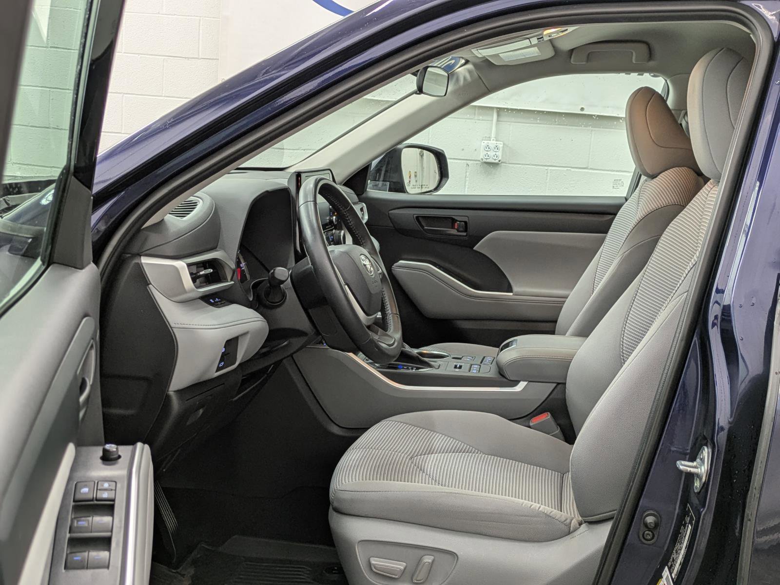 Used 2022 Toyota Highlander LE image 3