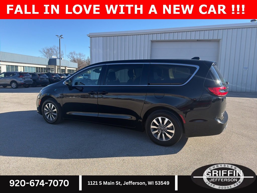 Used 2024 Chrysler Pacifica Select image 13