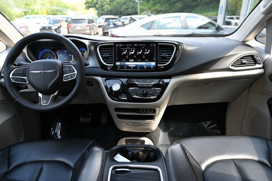 Used 2023 Chrysler Pacifica Touring-L FWD image 12