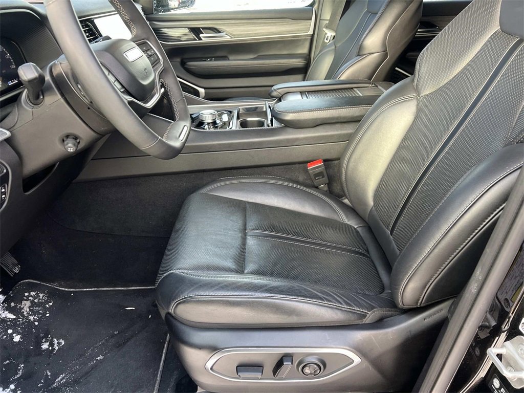 Used 2024 Jeep Wagoneer L Series II w/ Flexible Seating Group image 16