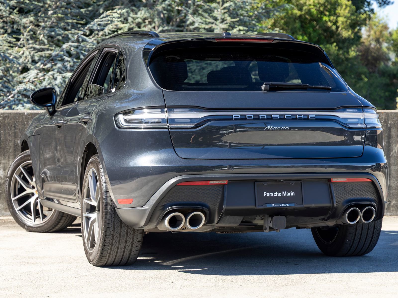 Certified 2024 Porsche Macan image 3