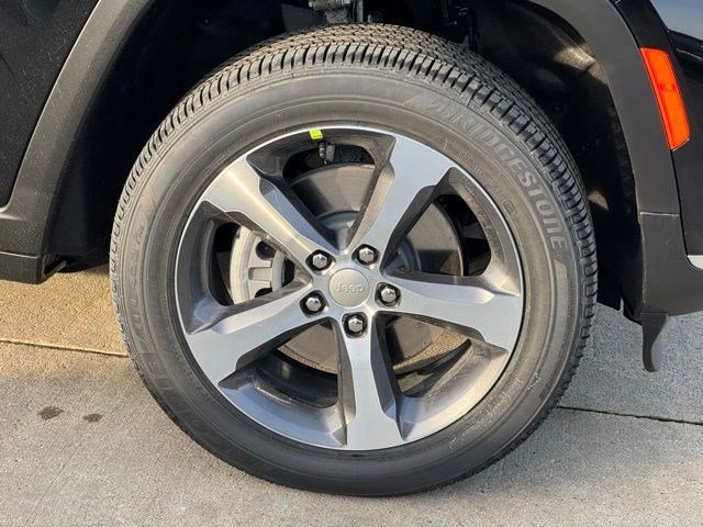 New 2025 Jeep Grand Cherokee L Limited w/ Trailer Tow Package image 30