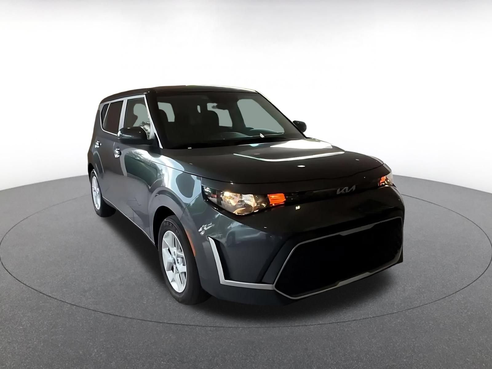 Used 2025 Kia Soul LX w/ LX Technology Package FWD image 3