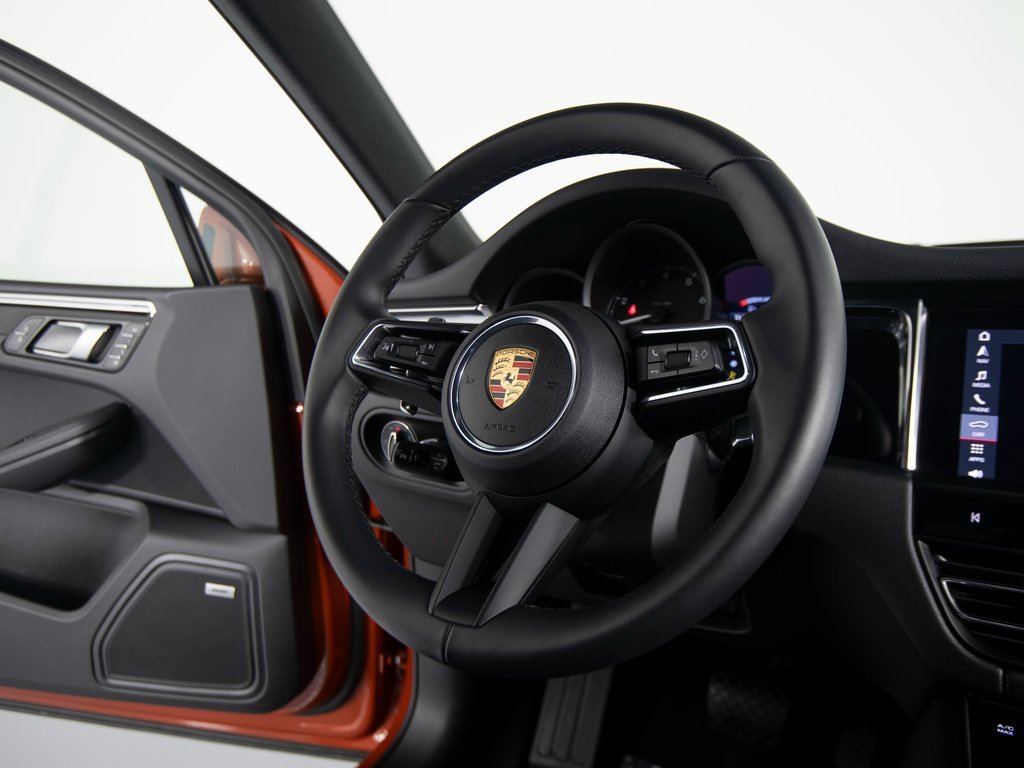 Certified 2025 Porsche Macan image 28