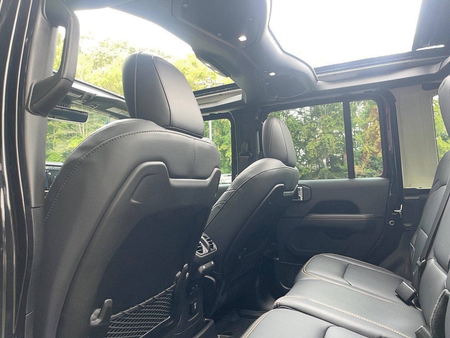 Used 2025 Jeep Wrangler Unlimited Sahara AWD/4WD image 16