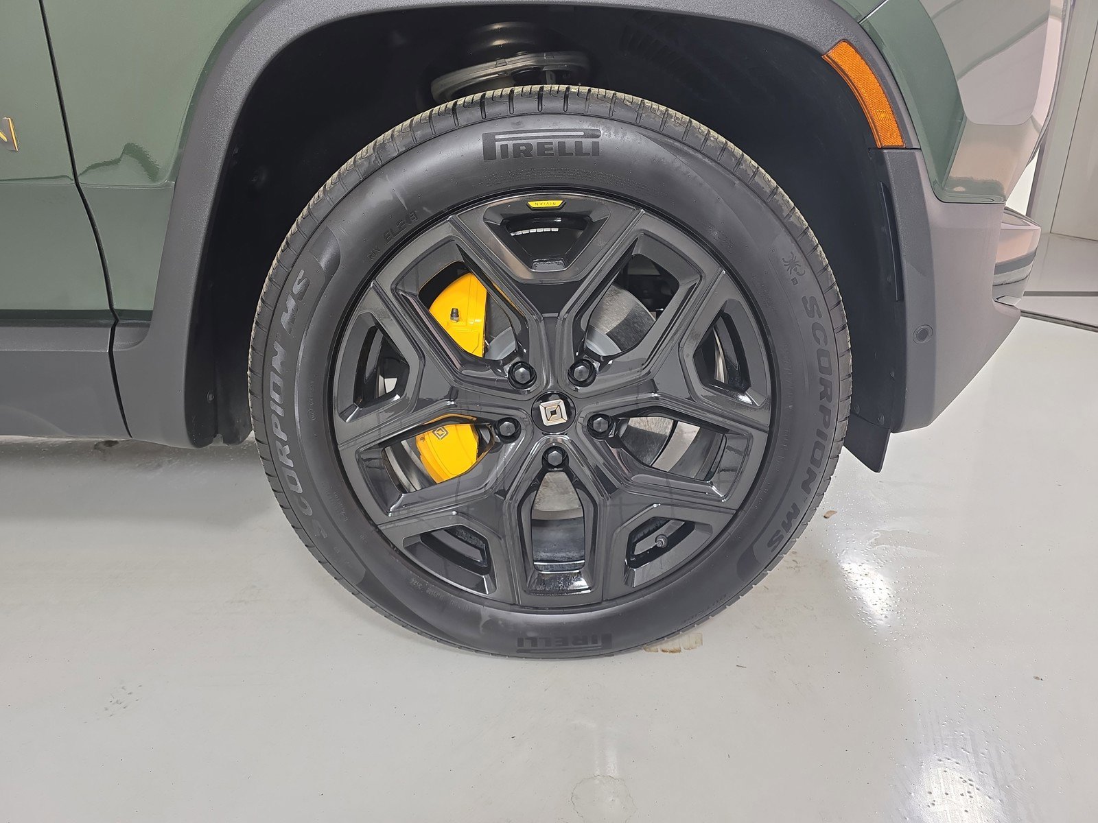 Used 2025 Rivian R1S Premium image 11