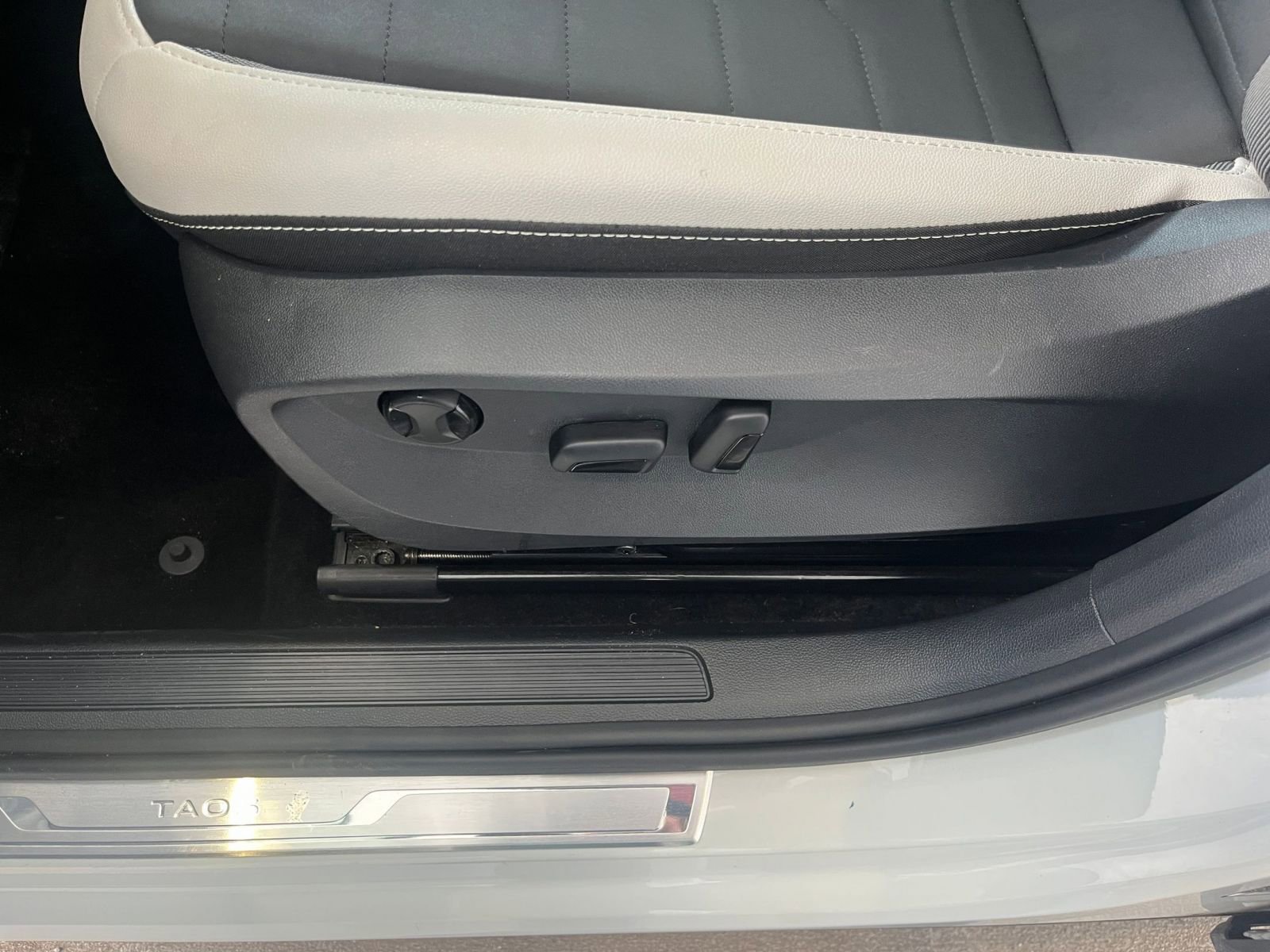 Used 2025 Volkswagen Taos SE FWD image 22