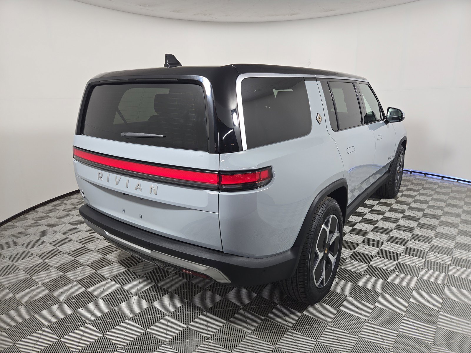 Used 2024 Rivian R1S Adventure AWD/4WD image 5