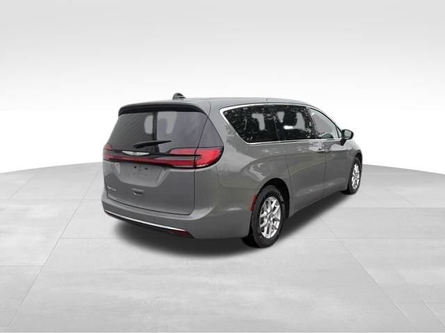 Used 2023 Chrysler Pacifica Touring-L FWD image 7