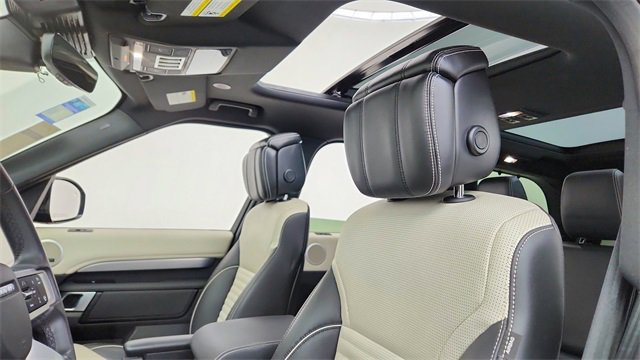 Used 2024 Land Rover Discovery Dynamic SE image 35