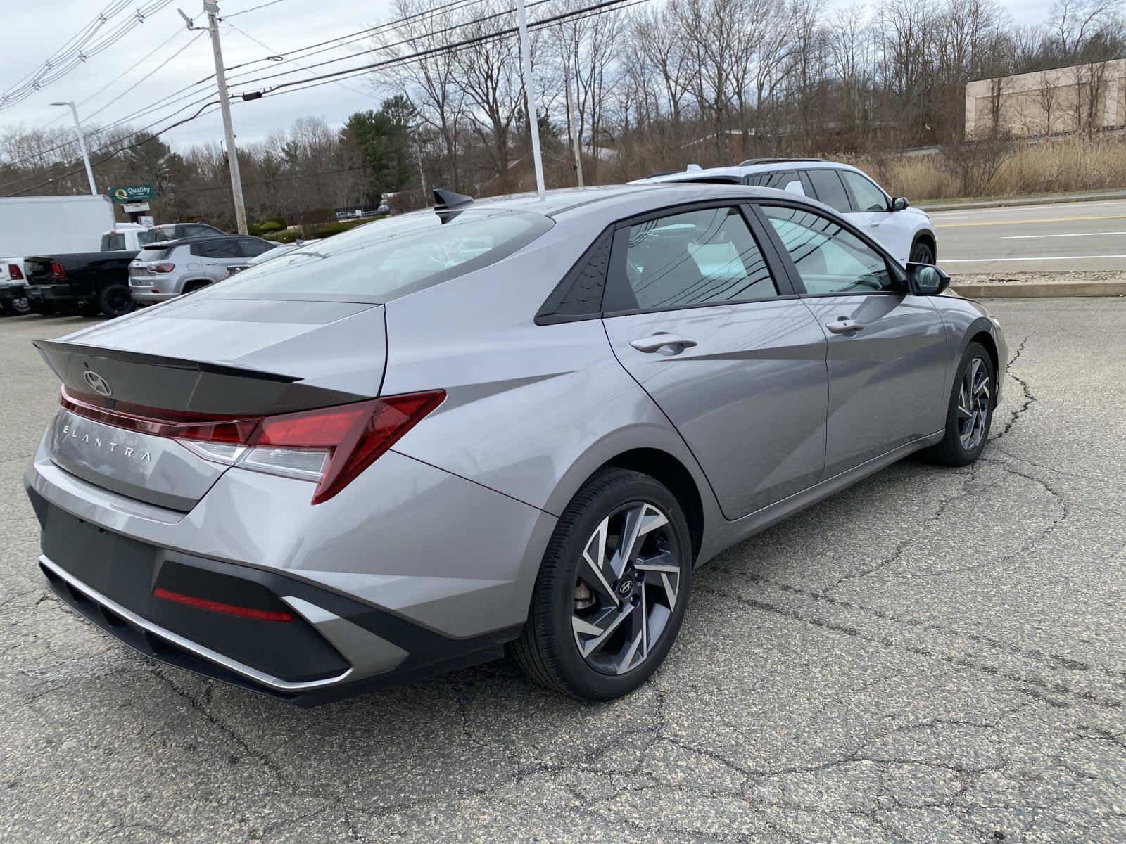 Used 2025 Hyundai Elantra Sport FWD image 3