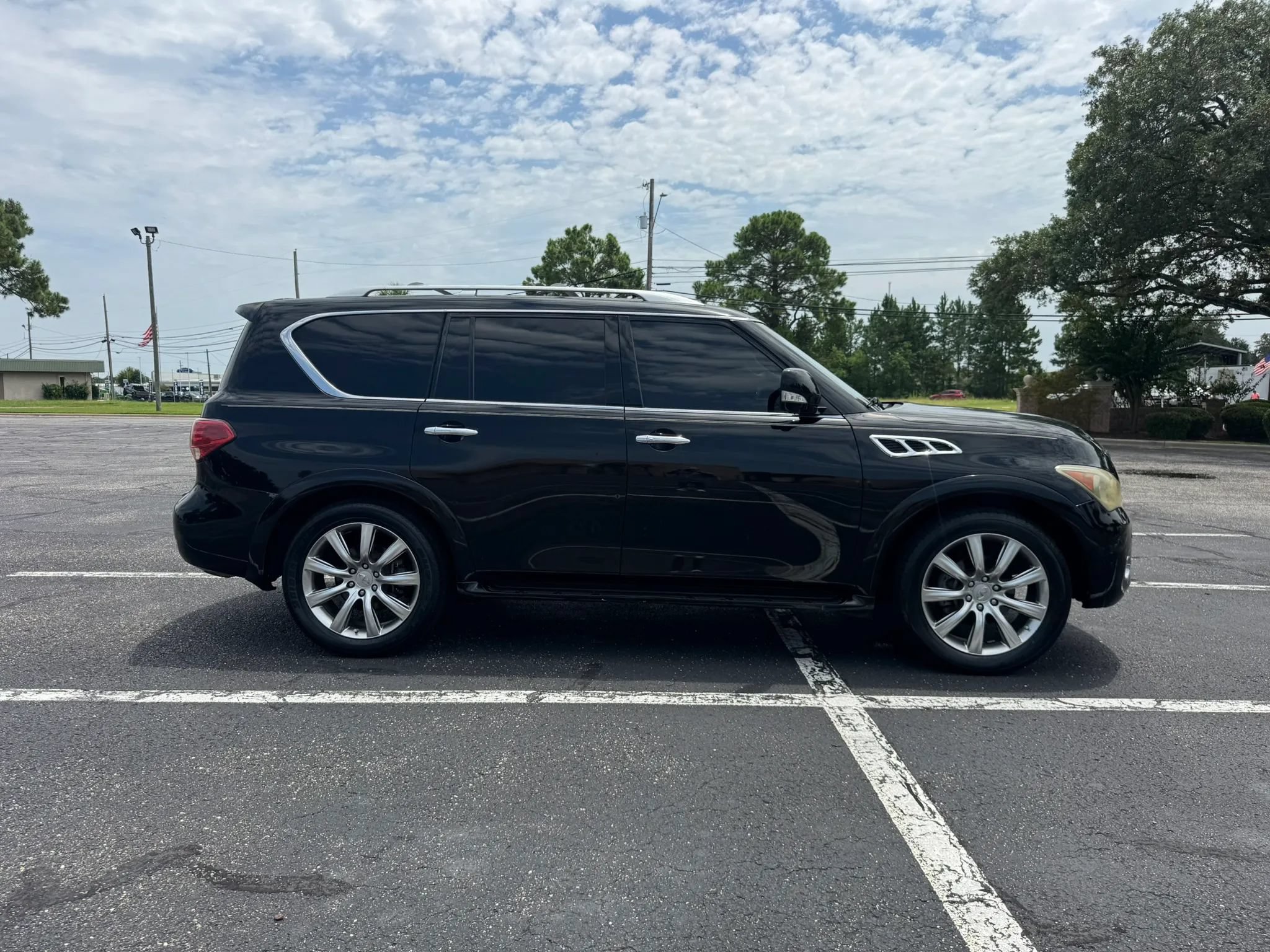 Used 2012 INFINITI QX56 4WD w/ Deluxe Touring Pkg image 4