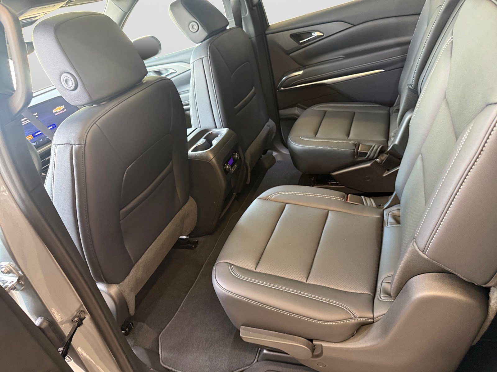 New 2027 Chevrolet Traverse LT w/ Sun and Wheel Package FWD image 18