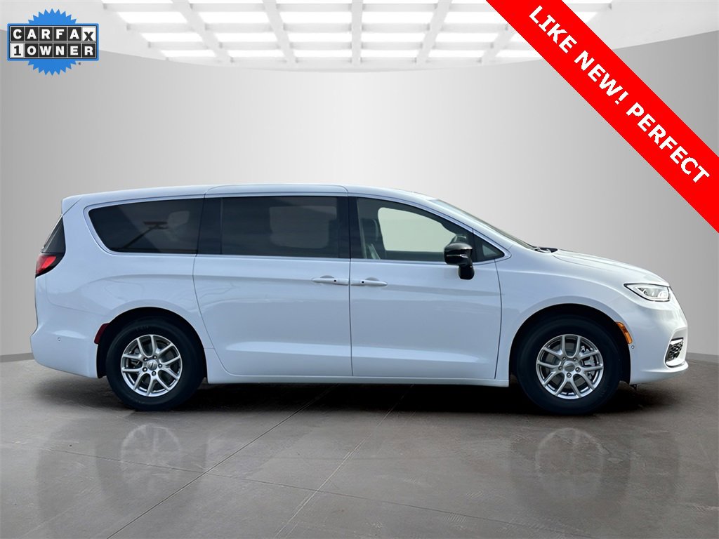 Used 2025 Chrysler Pacifica Select image 8
