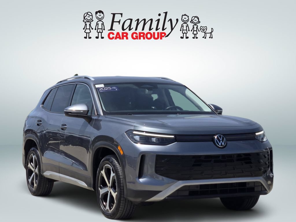 Used 2025 Volkswagen Tiguan SE AWD/4WD image 2