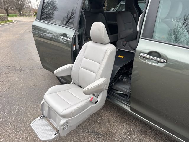 Used 2018 Toyota Sienna XLE w/ XLE Navigation Package image 36